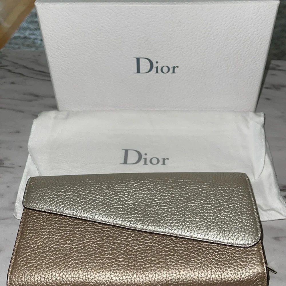 Preloved Christain Dior wallet on chain